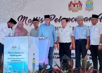 ANWAR Ibrahim (tengah) ketika merasmikan majlis Peluncuran Pembangunan Masjid Lama Sungai Bakap di Nibong Tebal, Pulau Pinang hari ini.