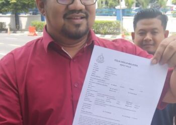 BADRUL Hisham Shaharin atau lebih dikenali sebagai Che’gu Bard membuat laporan di Ibu pejabat Polis Daerah Dang Wangi hari ini.