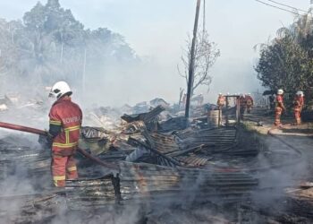 ANGGOTA bomba memadam kebakaran di rumah pekerja Kilang Borneo Wise Wood di Jalan Tanjung Kunyit, Sibu, Sarawak.