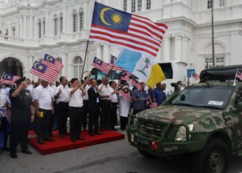 CHOW Kon Yeow ketika melancarkan sambutan Bulan Kebangsaan dan Kibar Jalur Gemilang peringkat Pulau Pinang di Padang Kota, George Town hari ini. - Pic: IQBAL HAMDAN