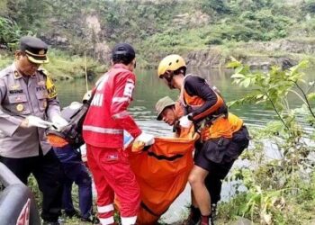 PASUKAN penyelamat mengusung mayat seorang daripada mangsa lemas selepas mengikuti satu ritual di kawasan tasik di Bogor. - AGENSI