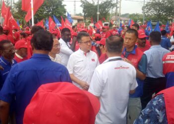 LIEW Chin Tong (tengah) ketika mengiringi wakil PH, Lwi Kian Keong di Pusat Penamaan Calon Kerusi Sungai Pelek di Bandar Baru Salak Tinggi. - UTUSAN/AMREE AHMAD