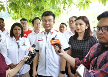 STEVEN Tiw Tee Siang bercakap kepada pemberita selepas membuat laporan berhubung penamatan surat hasrat (LOI) bagi membekalkan kenderaan kerajaan di Pejabat SPRM Perak di Ipoh hari ini. - UTUSAN/MUHAMAD NAZREEN SYAH MUSTHAFA