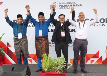 PENCALONAN DUN Dengkil menyaksikan pertandingan empat penjuru membabitkan Datuk Mohd. Daud, Noorazli Said (BN), Datuk Seri Jamil Salleh (PN) dan Darren Ong (PSM). - UTUSAN/FAISOL MUSTAFA