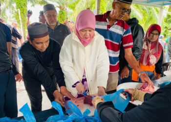 FADHLINA Sidek bersama penduduk setempat yang menyertai Program Korban Perdana Nibong Tebal di Masjid Al-Huda, Pulau Pinang hari ini. - Pix: SITI NUR MAS ERAH AMRAN