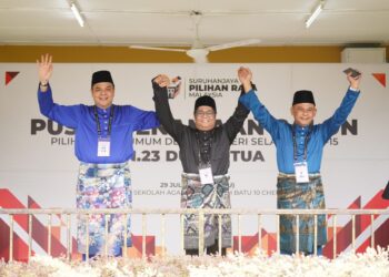 PRN DUN Dusun Tua menyaksikan pertembungan tiga penjuru antara calon BN, PN dan Muda selepas pengumuman dibuat oleh pegawai pengurus pilhan raya di pusat penamaan calon di Sekolah Agama Menengah Hulu Langat, Batu 10, Cheras, hari ini. - UTUSAN/MOHD. FARIZWAN HASBULLAH 