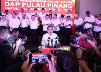 ANTHONY Loke pada sidang akhbar selepas majlis pengumuman calon DAP bagi PRN Pulau Pinang dan Kedah di George Town, Pulau Pinang hari ini. - Pic IQBAL HAMDAN