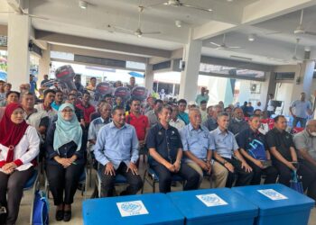 MUHAMMAD Faiz Fadzil (empat dari kiri) bergambar bersama nelayan pada Program Rahmah Mesra Madani di Dewan Persatuan Nelayan Kawasan Perlis Selatan, Kangar, Perlis hari ini. -UTUSAN/ASYRAF MUHAMMAD