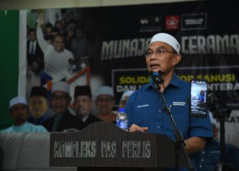 MOHD. Shukri Ramli ketika berucap pada program munajat perdana dan himpunan jentera pilihan raya Perikatan Nasional (PN) Perlis bersama solidariti untuk Datuk Seri Muhammad Sanusi Md Nor di Kompleks Pas negeri di Kangar, Perlis malam tadi.- UTUSAN/IZLIZAN OTHMAN