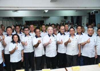 WEE Ka Siong (enam dari kiri) bergambar bersama pemimpin dan ahli MCA selepas Mesyuarat Agung Tahunan MCA Perlis di Kangar, Perlis hari ini.- UTUSAN/IZLIZAN OTHMAN