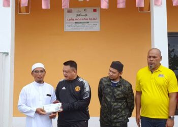 TUANKU Syed Faizuddin Putra Jamalullail (dua dari kiri) berkenan menyampaikan sumbangan kepada Masjid Darus Salam Ban Na Padangbezar, Sadao, Thailand menerusi Program Kayuhan MAIPs. -UTUSAN