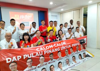 CHOW Kon Yeow bersama calon-calon DAP yang akan bertanding di 19 kerusi DUN Pulau Pinang pada PRN-15 dalam sidang akhbar di Wisma DAP, George Town, Pulau Pinang hari ini.
