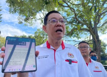 LIM Guan Eng menunjukkan pesanan WhatsApp berhubung laporan polis yang bakal dibuat terhadapnya ekoran dakwaan kenyataan beliau yang menyentuh isu sensitif. - Pix: SITI NUR MAS ERAH AMRAN