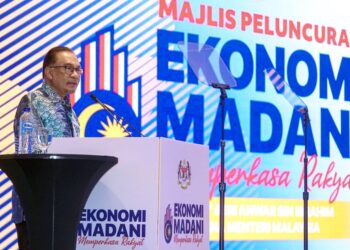 ANWAR Ibrahim berucap pada Majlis Peluncuran Memperkasa Ekonomi Madani: Memperkasa Rakyat di Suruhanjaya Sekuriti Malaysia, Kuala Lumpur, baru-baru ini. - UTUSAN/FARIZ RUSADIO
