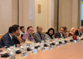 ANWAR Ibrahim (tiga dari kiri) mempengerusikan mesyuarat khas Majlis Tindakan Sara Hidup Negara bagi memastikan agenda untuk menangani isu keterjaminan makanan dan beban sara hidup dapat ditangani. 
– UTUSAN/FAISOL MUSTAFA