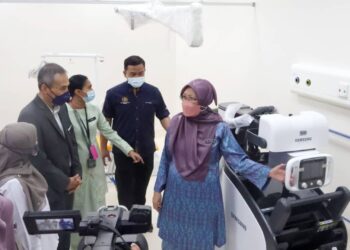 DR. ZALIHA Mustafa meninjau kemudahan perubatan yang ditempatkan di Jabatan Kecemasan dan Pesakit Luar HBP di Balik Pulau, Pulau Pinang hari ini. - Pic: IQBAL HAMDAN