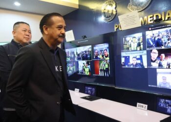 RAZARUDIN Husain ketika meninjau persiapan PRN polis kontinjen Pulau Pinang di ibu pejabat kontinjen polis (IPK) negeri, di George Town, Pulau Pinang malam ini. -Pic: IQBAL HAMDAN