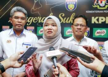 FADHLINA Sidek dalam sidang akhbar selepas Majlis Anugerah Sukan KPM-MSSM-Milo 2022 di Putrajaya. - UTUSAN/FAISOL MUSTAFA