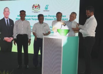 FADILLAH YUSOF pada majlis pelancaran program pengumpulan minyak masak terpakai, di Putrajaya. - UTUSAN/FAISOL MUSTAFA