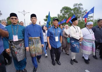 MUHYIDDIN Yassin berarak mengiringi tiga calon PN yang bertanding di Dewan Undangan Negeri (DUN) Hulu Kelang, Sungai Tua dan Gombak Setia. - UTUSAN/FARIZ RUSADIO