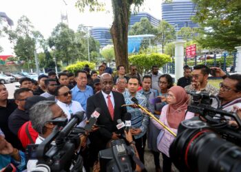 AHMAD Farhan Fauzi bersama Peguam yang mewakili Perdana Menteri pada sidang akhbar di IPD Putrajaya. - UTUSAN/FAISOL MUSTAFA