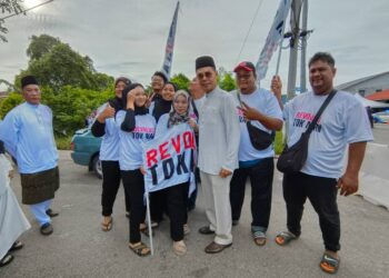 FAUZI Nawawi (tengah) bergambar bersama peminat semasa hadir memberikan sokongan kepada Suzainal Adnan Sukri yang bertanding di DUN Tendong, Pasir Mas, Kelantan hari ini. - UTUSAN/YATIMIN ABDULLAH