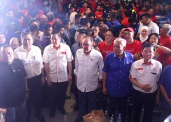 ANWAR Ibrahim bersama-sama barisan pemimpin PH dan BN pada program Jelajah Perpaduan Madani dan Pelancaran Jentera Perpaduan Pulau Pinang di Seberang Jaya, Pulau Pinang malam ini. -Pic: IQBAL HAMDAN