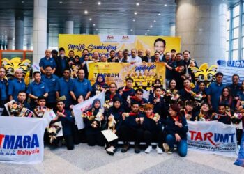 TS DR. MOHD. Yusoff Abu Bakar (belakang, tengah) bergambar bersama barisan Kontinjen Negara WorldSkills ASEAN Singapore 2023 di Lapangan Terbang Antarabangsa Kuala Lumpur, semalam. - UTUSAN/FAIZ ALIF ZUBIR