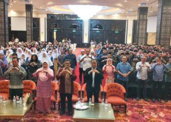 FUZIAH Salleh (dua kiri) semasa merasmikan Program Outreach Sara Hidup di Bawah Inisiatif Rintis Bantuan Tanpa Tunai Pelajar Tingkatan Enam Aliran Agama Kelantan di Kota Bharu, Kelantan. -UTUSAN/ROHANA ISMAIL