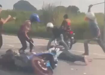 KEJADIAN pergaduhan melibatkan sekumpulan lelaki di Batu 8, Jalan Tanjung Rambutan-Tambun, Ipoh tular di media sosial. - UTUSAN