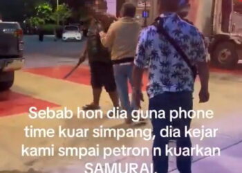 TANGKAP layar video suspek memegang parang sambil ditenangkan oleh orang ramai dalam kejadian di sebuah stesen minyak R&R Gurun arah selatan di Sungai Petani.