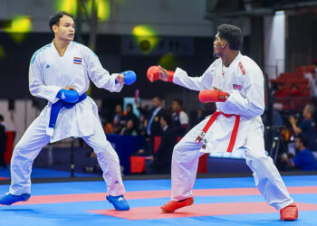 K. Gnanasekaran berdepan Kangtonh Teerawat dari Thailand dalam Kejohanan Karate Asia di MITC, Ayer Keroh, Melaka hari ini. - UTUSAN/AMRAN MULUP