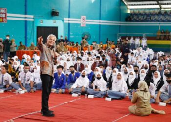 GANJAR Pranowo menyifatkan keadaan sekolah di Indonesia membuat para pelajar tertekan. - AGENSI