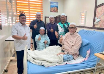 BEBERAPA pemimpin Pas Terengganu melawat Abdul Hadi Awang sebelum dibenarkan keluar dari HSNZ, Kuala Terengganu, petang ini.