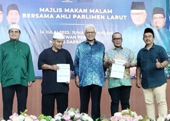 HAMZAH Zainuddin (tengah) menerima borang keahlian menyertai Bersatu daripada bekas Ketua UMNO Bahagian Larut, Datuk Faizul Arby Mohd. Shohor (dua dari kanan) dan Ketua UMNO Cawangan Batu 6 Selama, Sayuti Hussin (dua dari kiri) di Selama semalam. - UTUSAN/WAT KAMAL ABAS