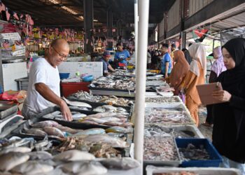 RAKYAT tidak perlu terlalu risau dengan spekulasi kenaikan harga barangan sehingga 20 peratus menjelang Oktober ini kerana ia hanyalah pendapat peribadi pihak pengeluar dan penjual. – UTUSAN/PUQTRA HAIRRY