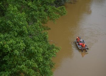 SEBAHAGIAN anggota bomba yang menyertai SAR mangsa kepala air di Jeram Mawar, Air Putih, Kemaman, hari ini. - UTUSAN/PUQTRA HAIRRY ROSLI