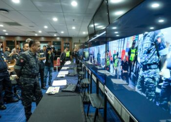 RAZARUDIN Husain berkomunikasi secara langsung dengan ketua polis negeri bagi mendapatkan maklumat berkaitan PRN. - UTUSAN/IQBAL ROSLI