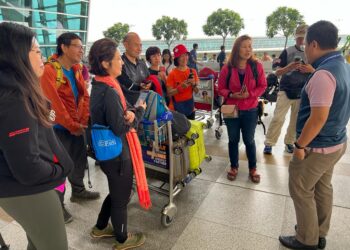 TIMBALAN Pesuruhjaya Tinggi Malaysia di India, Amizal Fadzli Rajali bersama kumpulan ekspedisi sementara menunggu penerbangan pulang ke Malaysia. -  IHSAN WISMA PUTRA