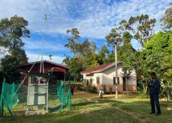 SEORANG penduduk Orang Asli menggunakan rangkaian internet melalui menara Jendela di Pos Simpor, Gua Musang, Kelantan.- AIMUNI TUAN LAH