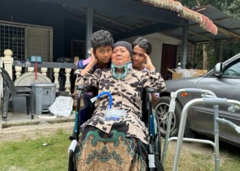 NORAINI Ahmad  bersama cucunya ketika ditemui Kampung Serkai Jadi, Tronoh dekat Batu Gajah hari ini. - UTUSAN/LIYANA RAMLI