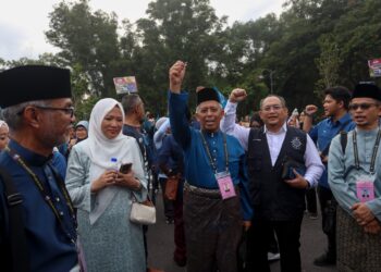 JAMIL Salleh (tengah)  ketika hadir penamaan calon DUN Dengkil pada PRN di Dewan Semarak Cyberjaya. - UTUSAN/FAISOL MUSTAFA