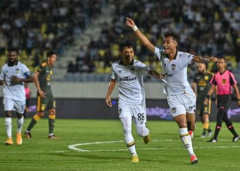 ENGKU Nur Shakir Engku Yaacob (kanan) bersama rakan pasukan meraikan jaringan pada perlawanan menentang KDA pada saingan Liga Super di Stadium Sultan Mizan Zainal Abidin, Gong Badak, Kuala Nerus, malam ini. - UTUSAN/PUQTRA HAIRRY ROSLI