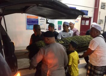 JENAZAH Muhammad Fikri Saliman yang  dibawa pulang ke Batu Pahat, Johor diusung ke dalam sebuah van di HSNZ Kuala Terengganu, Terengganu, sebentar tadi. - UTUSAN/ /TENGKU DANISH BAHRI TENGKU YUSOFF