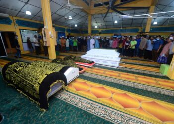 JENAZAH tujuh sekeluarga tiba di pekarangan Masjid Ubudiyah sekitar pukul 10.02 malam ini.