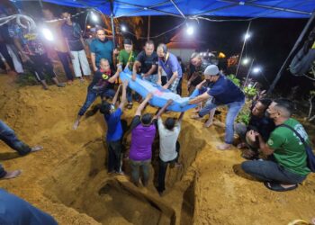 JENAZAH kelapan tragedi kepala air di Jeram Mawar, Air Putih, Kemaman, Terengganu, Putri Alleya Maisarah Karim, 16, selamat dikebumikan di Tanah Perkuburan Islam Felda Lepar Hilir 3 di Kuantan, Pahang. - FOTO/SHAIKH AHMAD RAZIF