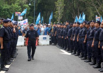 WAN  Kamarul Azran Wan Yusof (tengah) memberi arahan kepada para anggota polis ketika hari penamaan calon bagi Dewan Undangan Negeri (DUN) N55 Dengkil pada Pilihan Raya Negeri (PRN) di Dewan Semarak Cyberjaya. - UTUSAN/FAISOL MUSTAFA