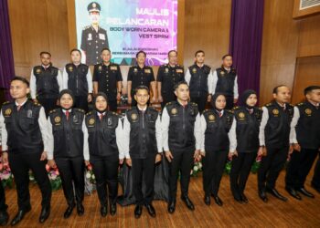 AZAM Baki (belakang tengah) bergambar bersama pegawai operasi SPRM pada Majlis Pelancaran Pemakaian Kamera Badan SPRM di Putrajaya. - UTUSAN/FAISOL MUSTAFA
