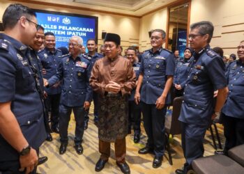 AHMAD Maslan beramah mesra dengan penguat kuasa kastam selepas Majlis Pelancaran Sistem iPATUH di Putrajaya. - UTUSAN/FAISOL MUSTAFA