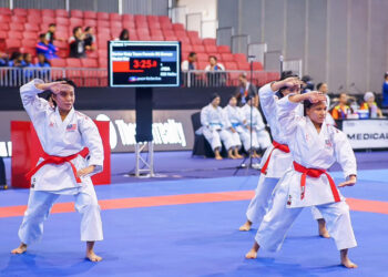 AKSI trio Kata wanita Malaysia berjaya meraih pingat gangsa di Kejohanan Karate Asia Ke-19 di MITC, Ayer Keroh, Melaka. - UTUSAN/AMRAN MULUP